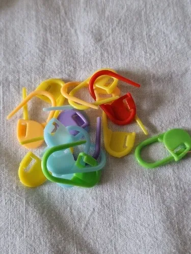 Locking stitch markers photographed by a verified buyer
